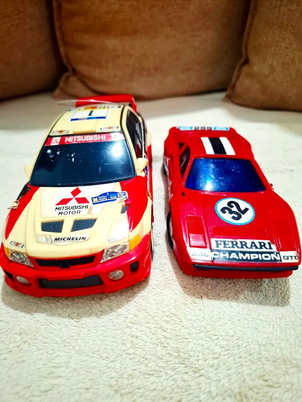 Miniatura Mitsubishi e Ferrari de plástico! - Foto 4