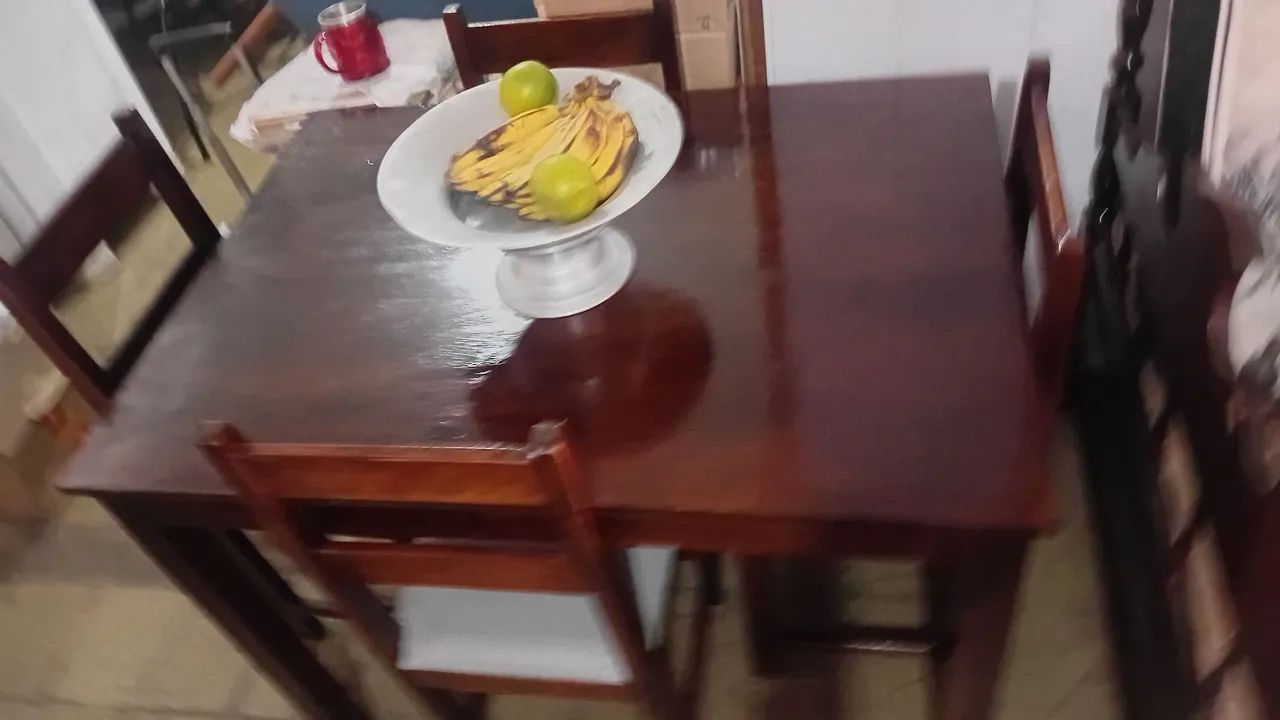 Mesa de madeira com 4 cadeiras  - Foto 2