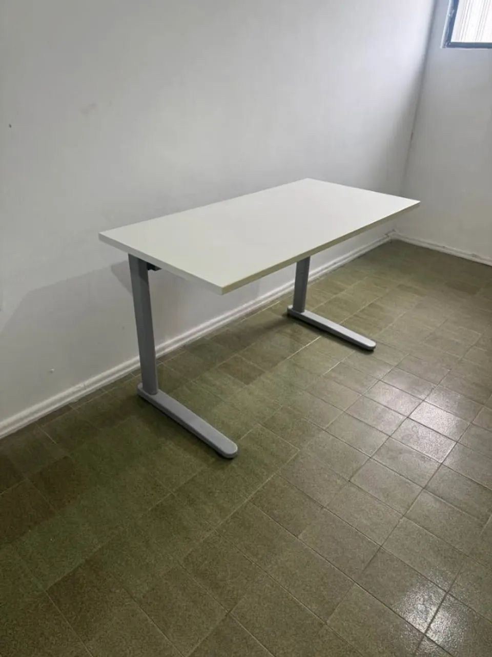 Mesa reta estruturada de ferro