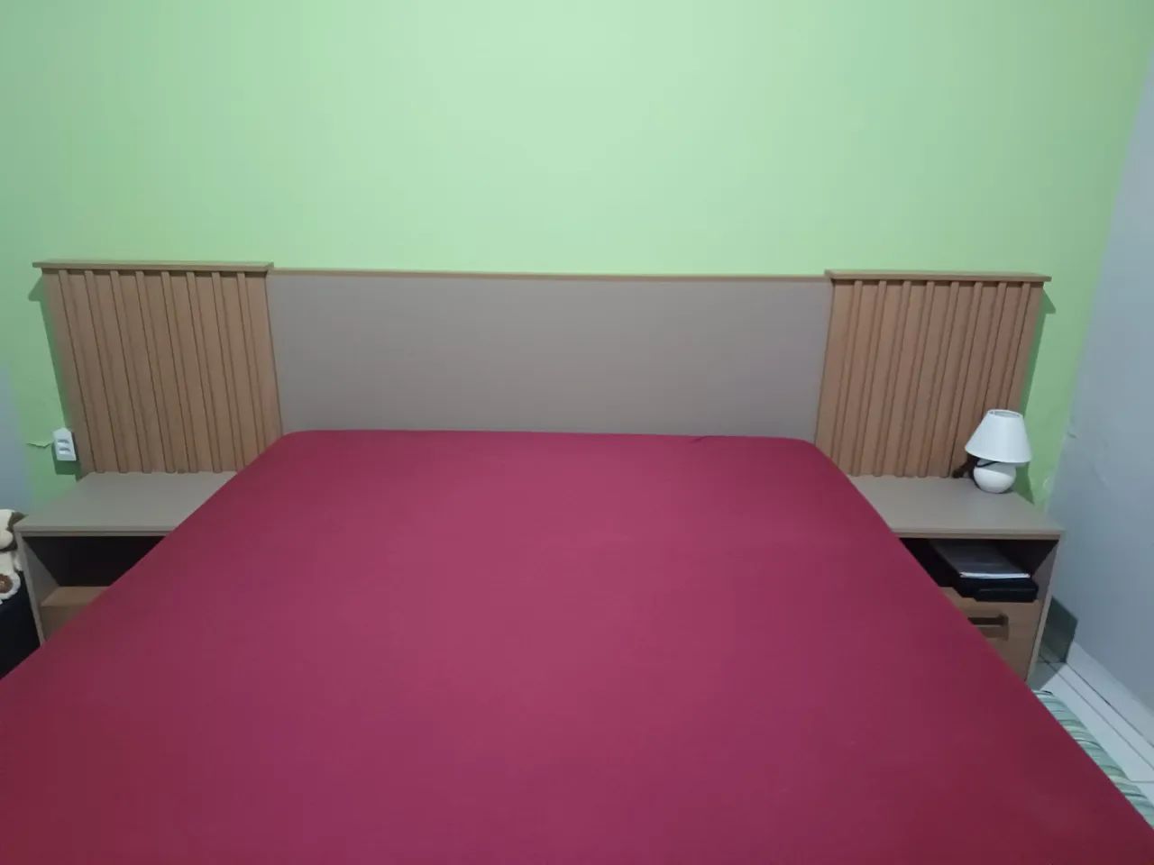 Cabeceira de cama com criado mudo 