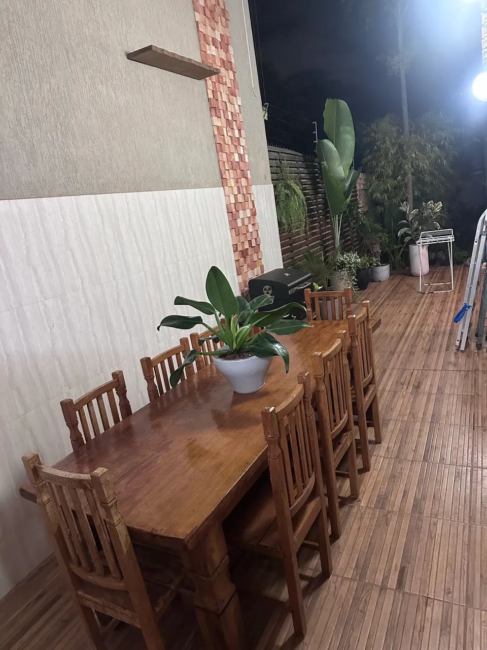 Mesa de madeira maciça com 10 cadeiras  - Foto 2