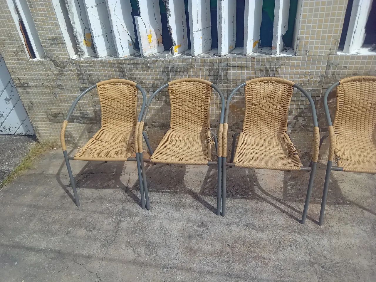 Vendo 04 cadeiras. 