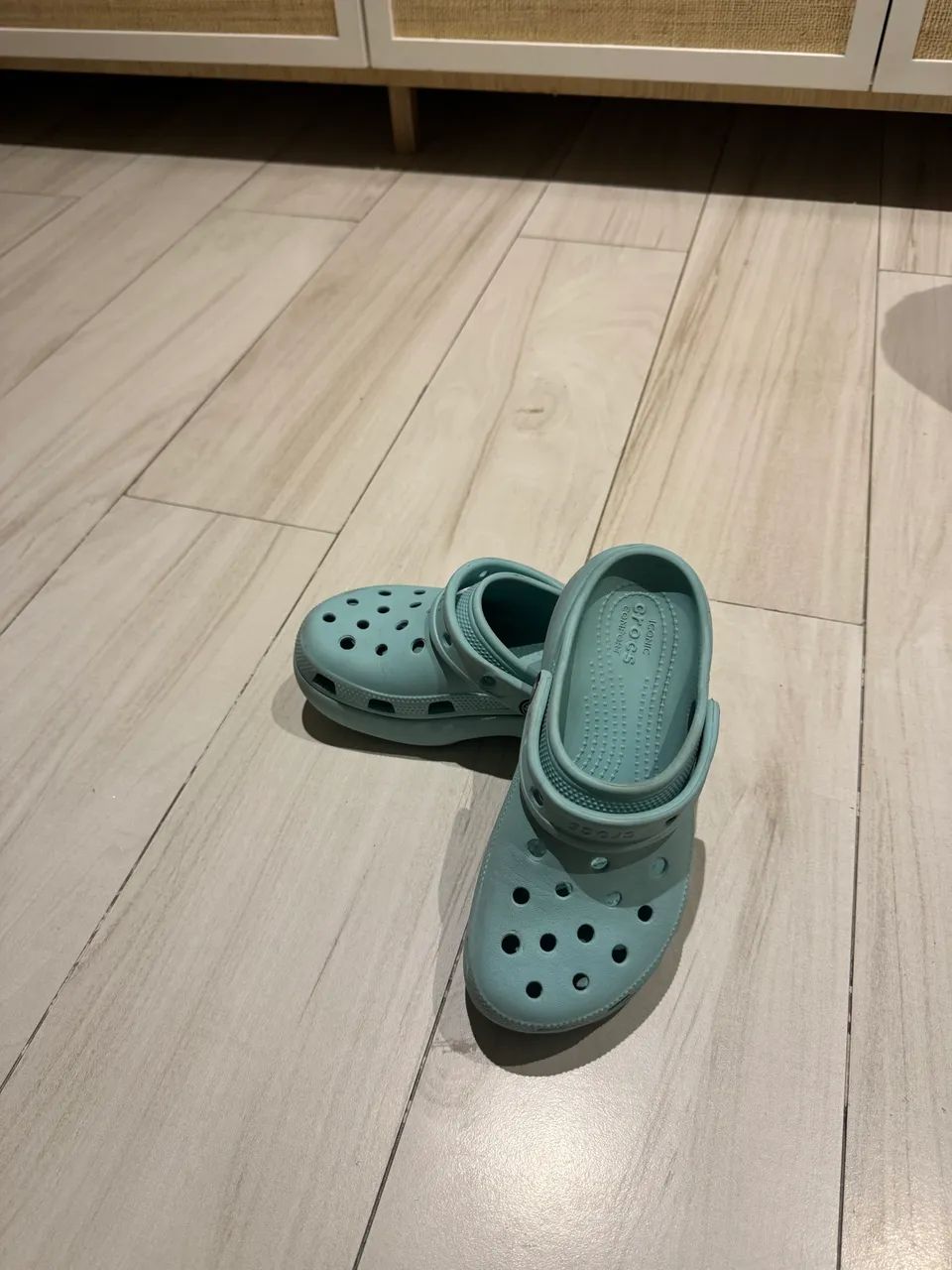 Crocs- verde água  - Foto 3