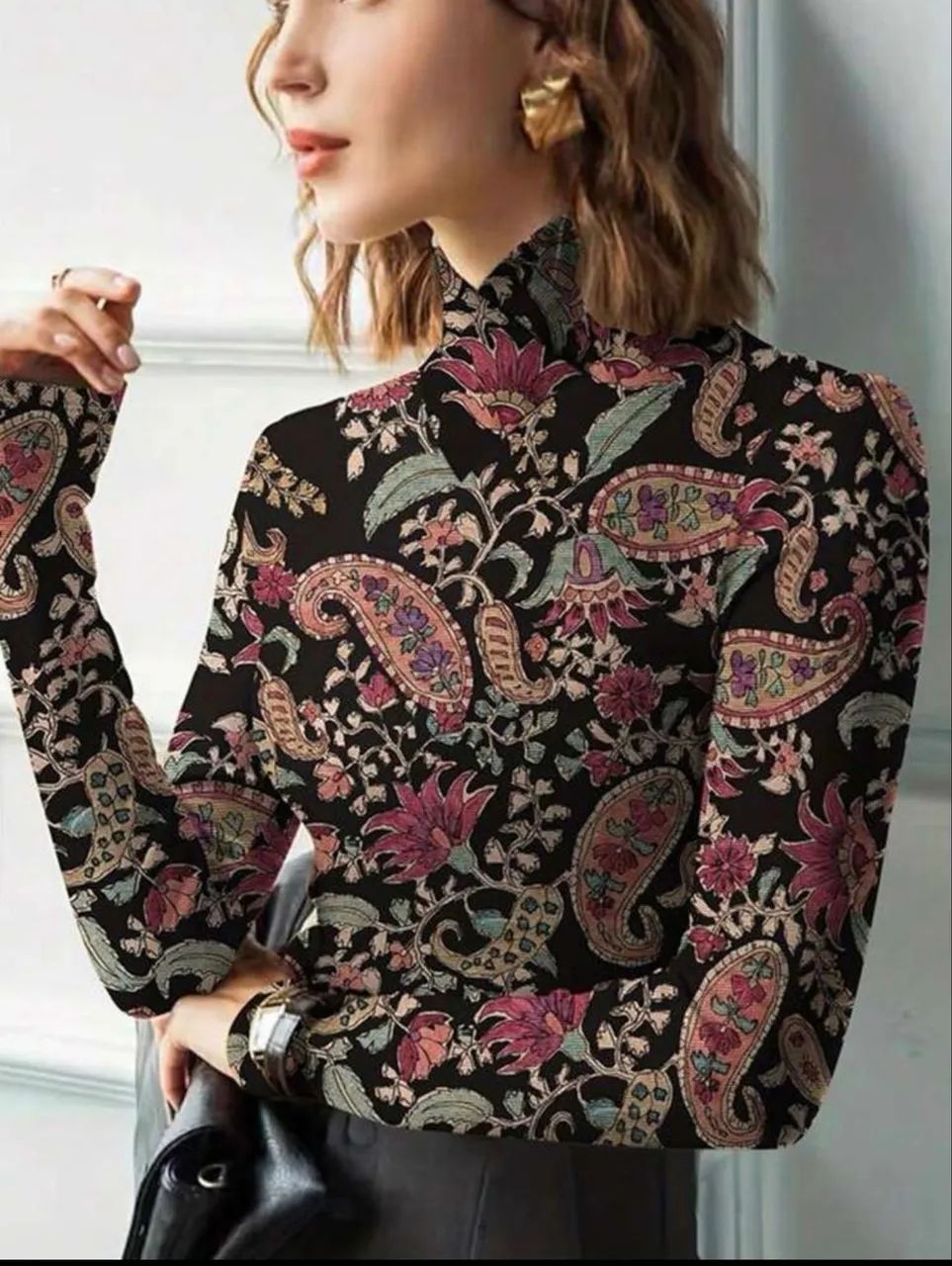 blusa manga comprida preta estampada gola alta - Foto 2