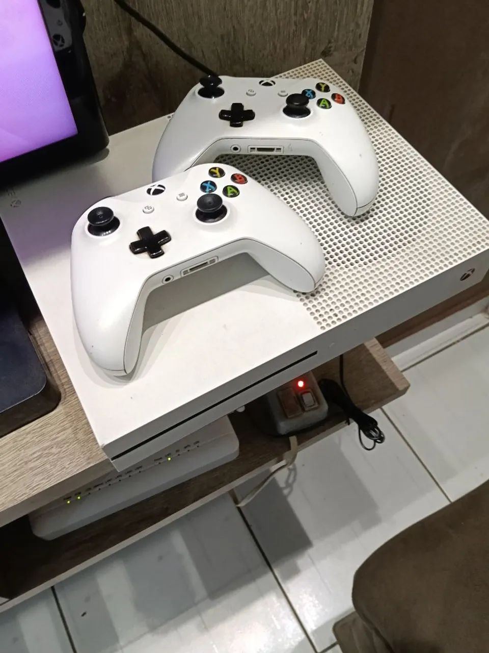 Xbox one s e bom estado com 2 controles um está com drift 