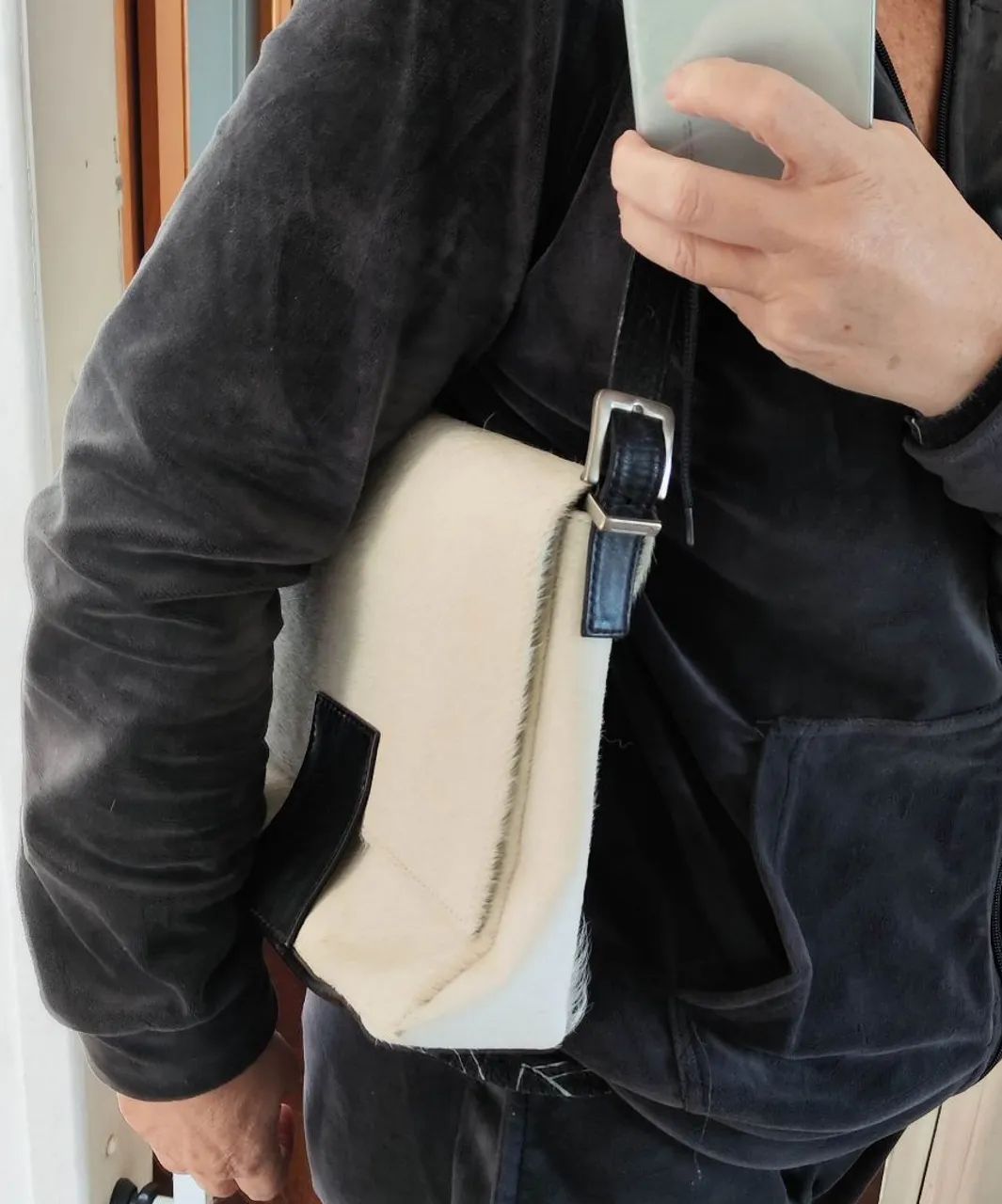 Bolsa Luiza Barcelos couro legítimo e pelos, preta e off white - Foto 6