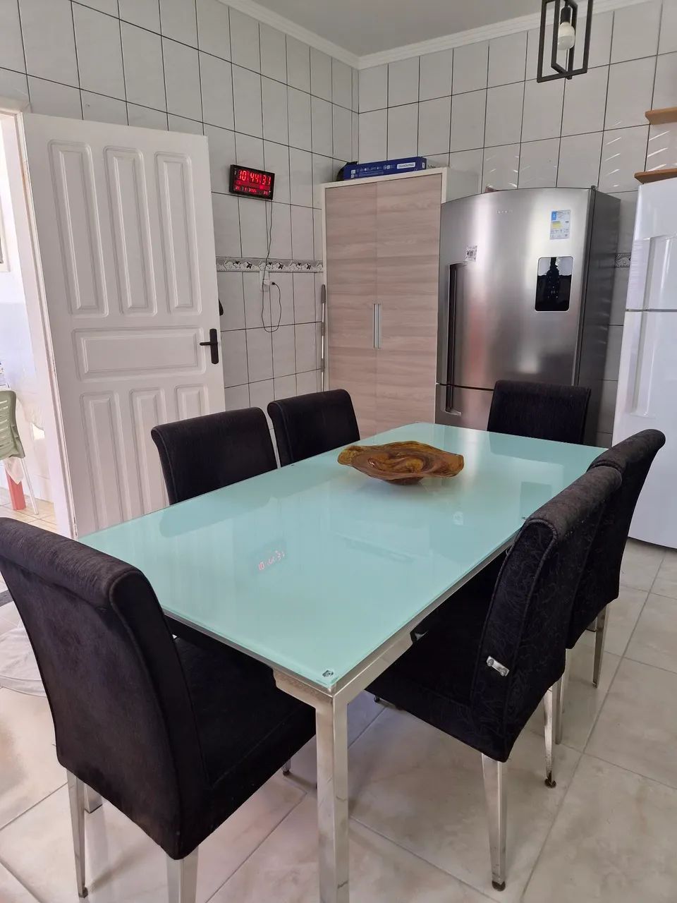 Vendo mesa tampo de vidro+ cadeiras.