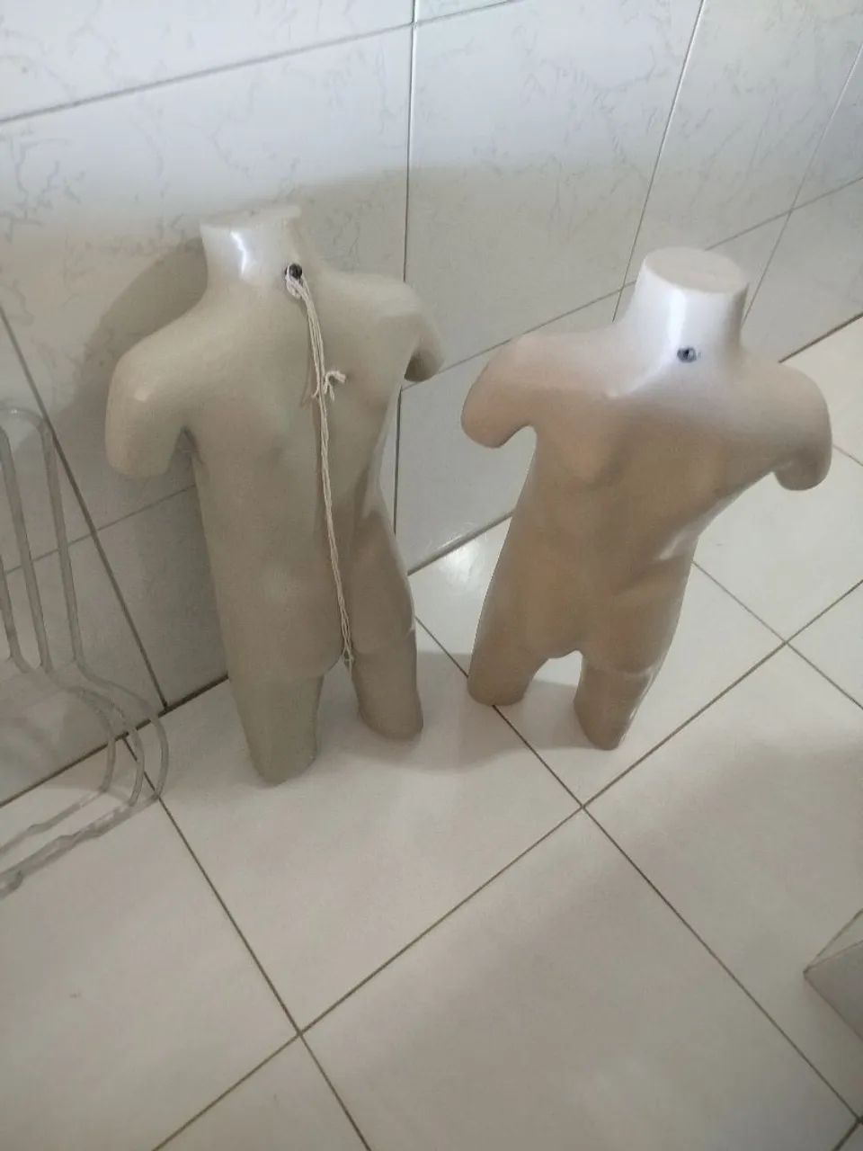 Manequim infantil masculino e feminino e 3 cabides para roupas  - Foto 3