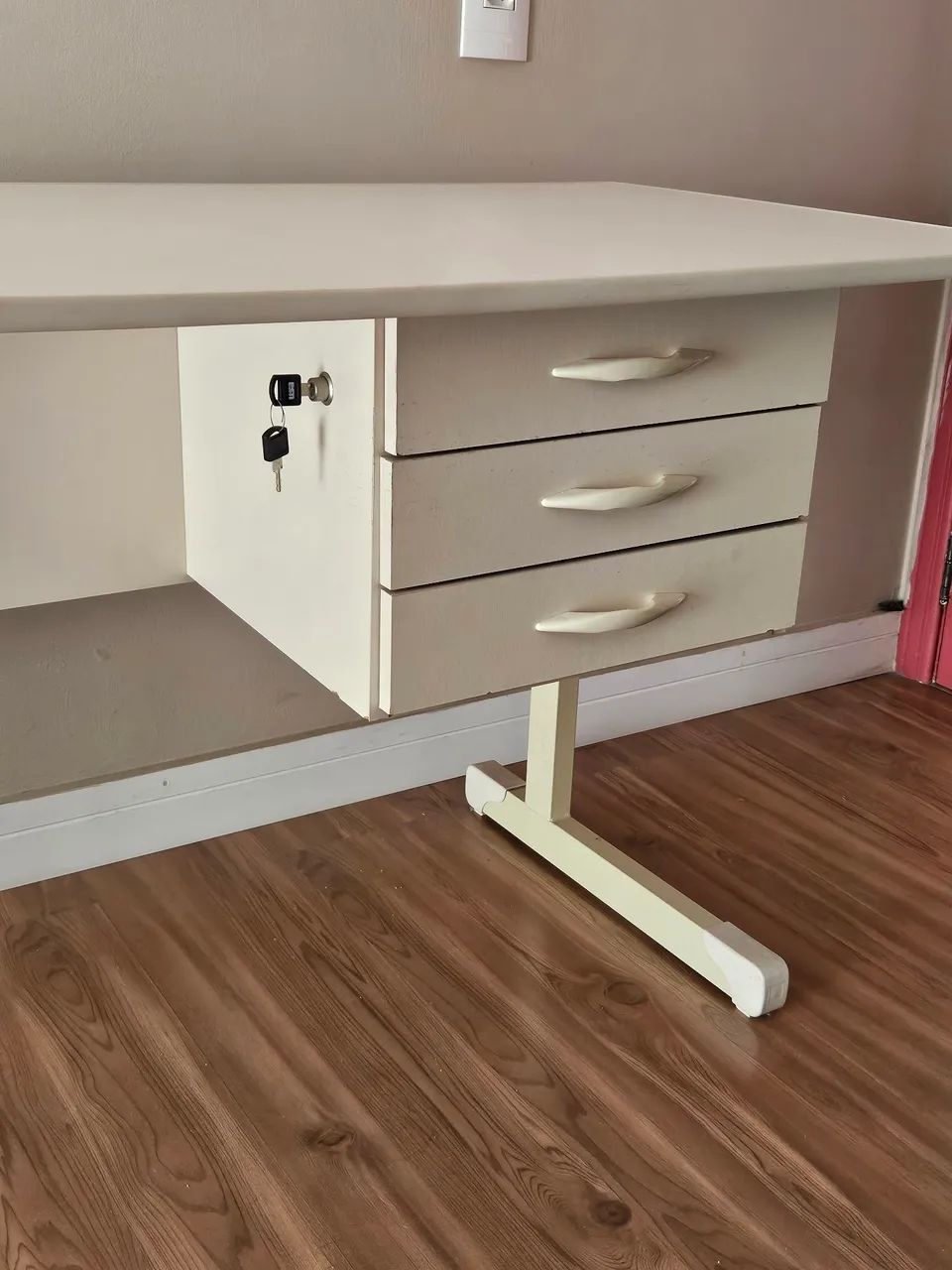 Mesa de escritório reforçada com 3 gavetas - Foto 3