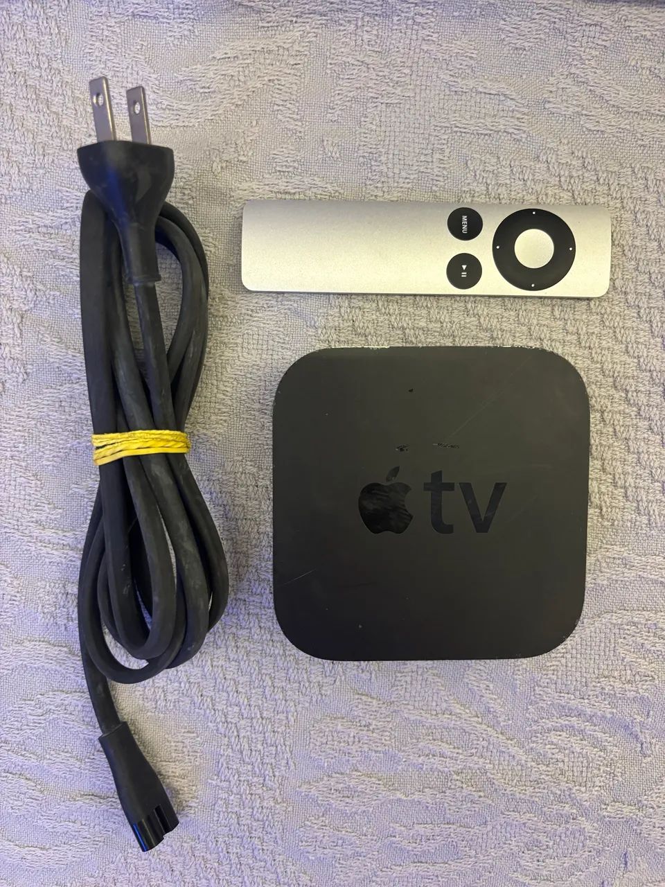 Apple TV com controle e cabo de energia