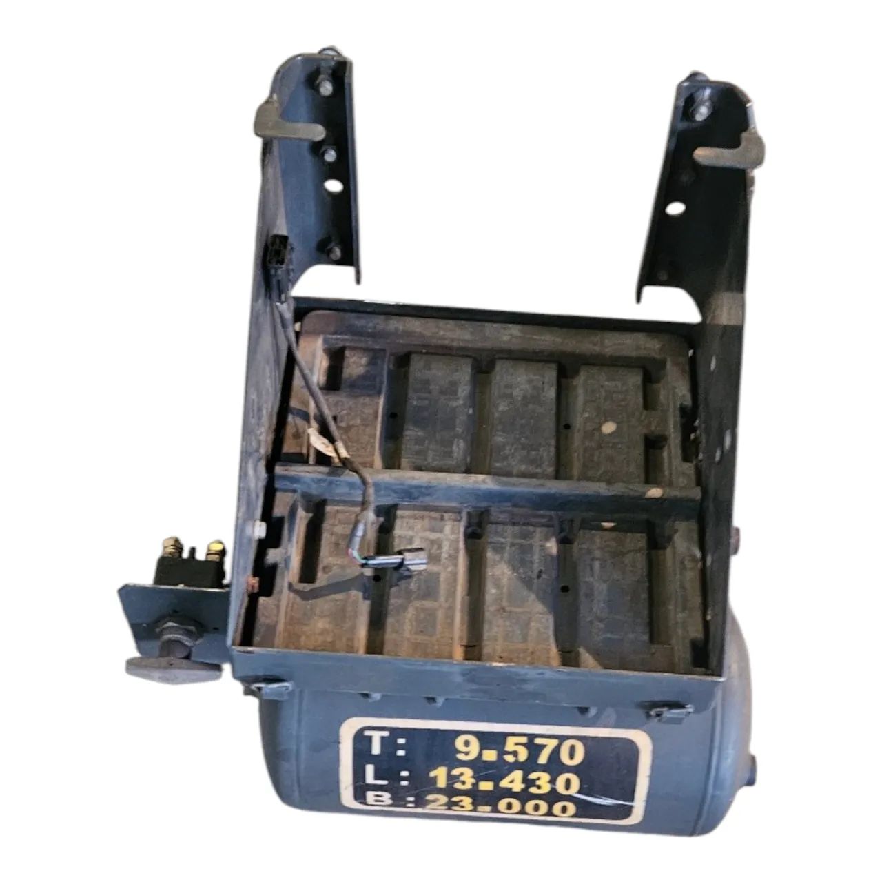 reservatorio de ar com caixa de bateria iveco tector 240e22 - Foto 5