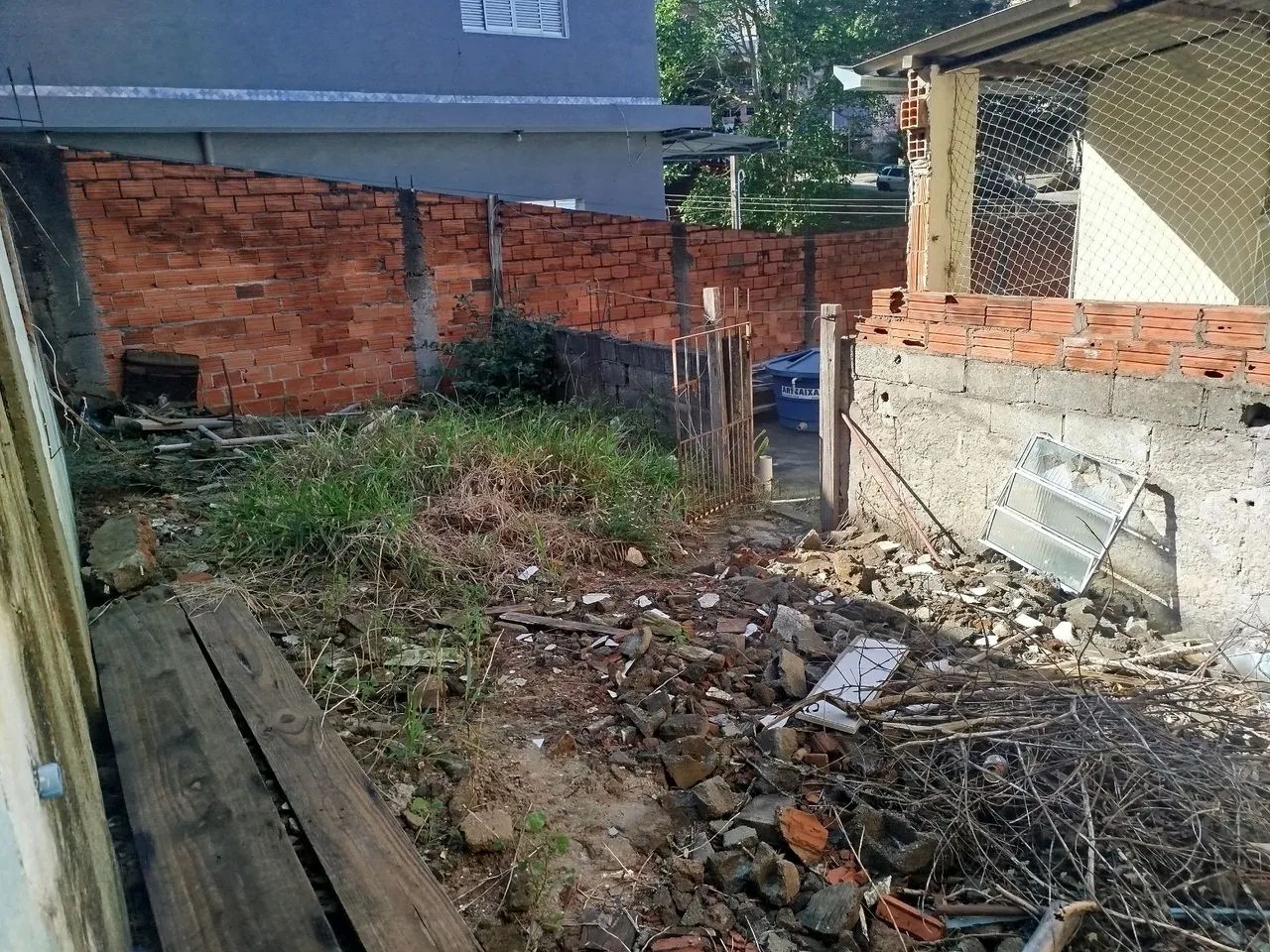 Terreno de meio lote,com casa iniciada e batida laje,dois cômodos e lavabo