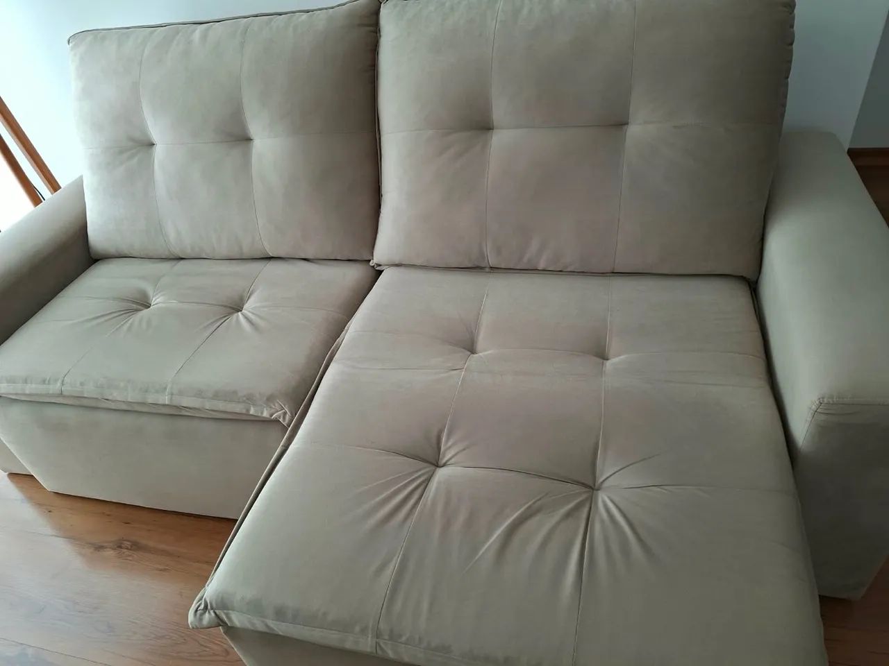 Sofá retrátil 3 lugares suede bege escuro 