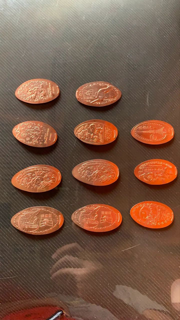Lote de 11 moedas da Disney Tokyo - Foto 2