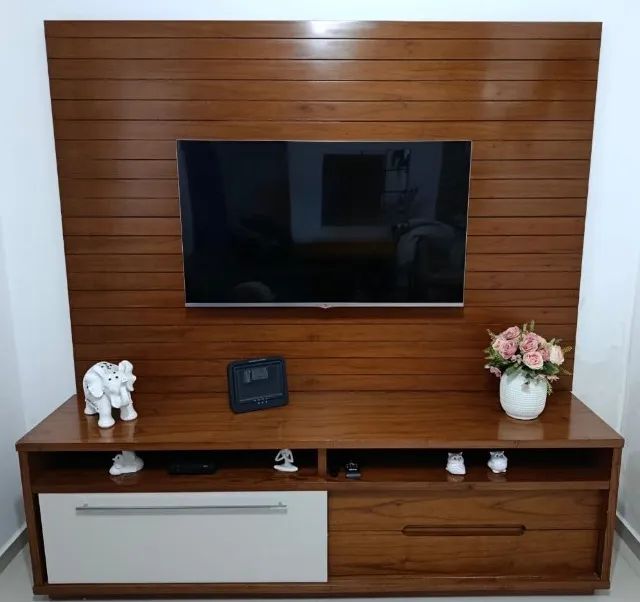 Rack com painel madeira 