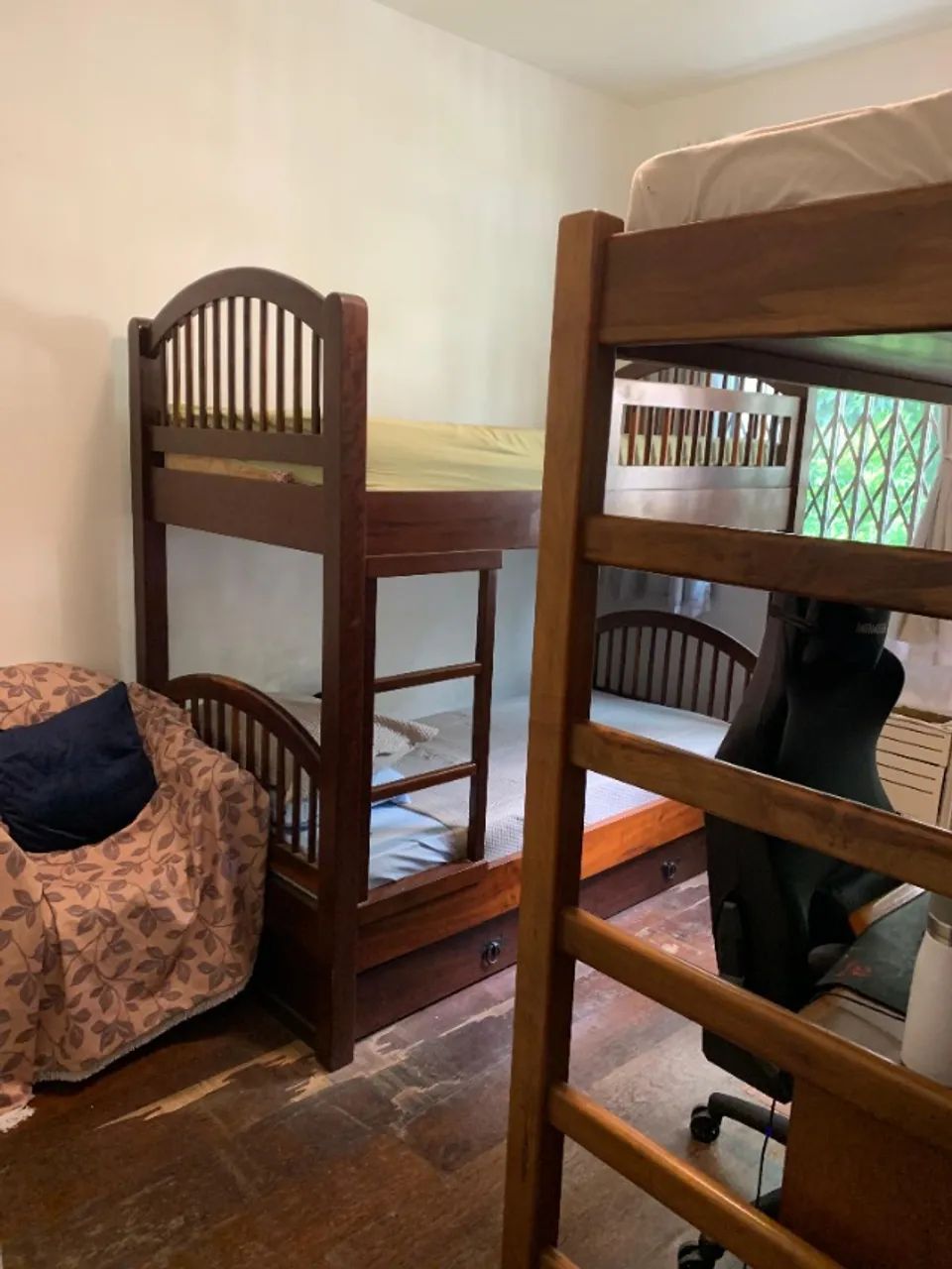 Cama beliche com cama auxiliar/gavetão em madeira maciça  - Foto 5