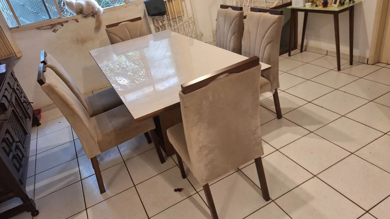 Sala de jantar com seis cadeirad