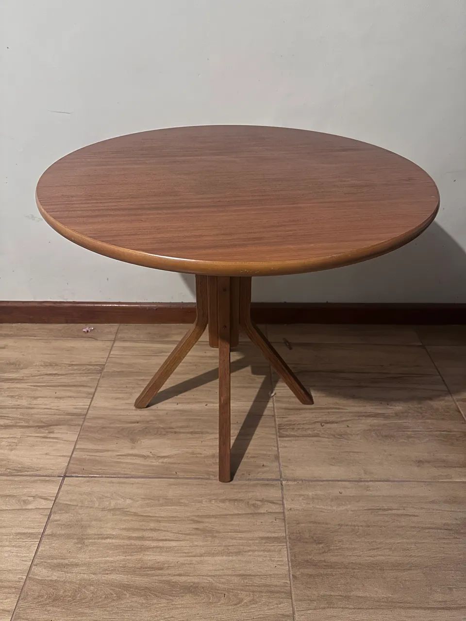 Mesa de madeira maciça 