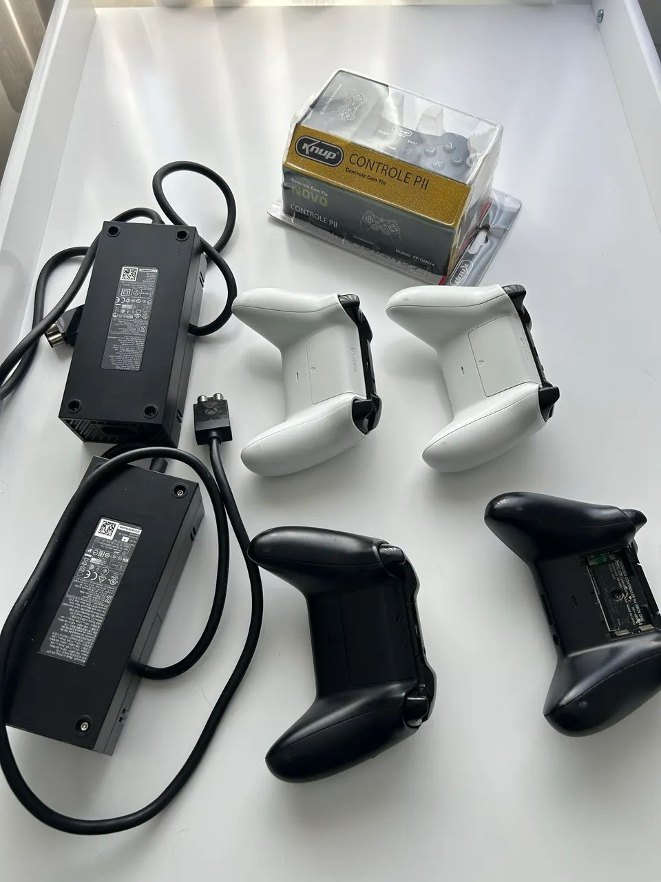 Lote acessórios xbox (controles e fontes) - Foto 2