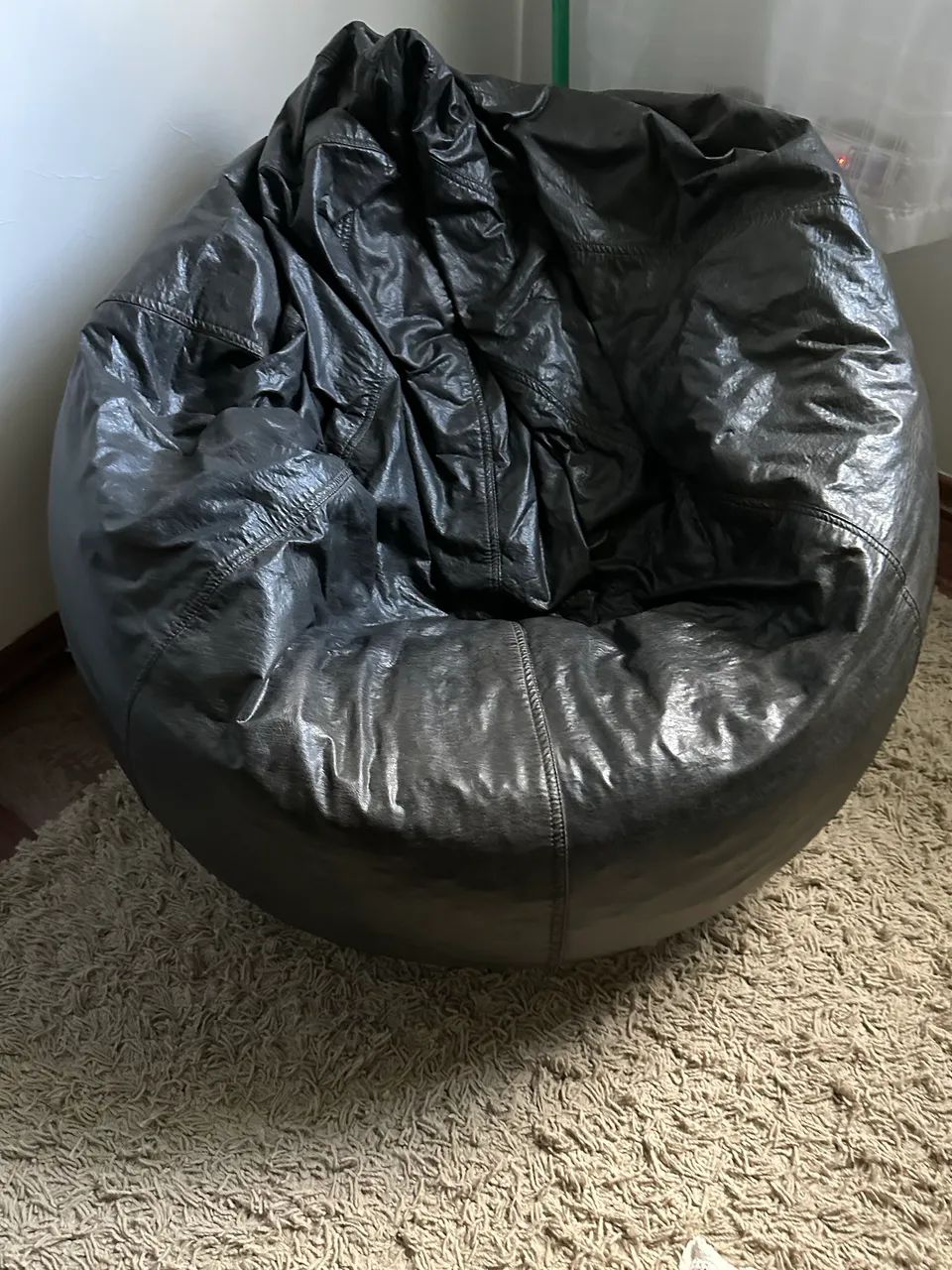 Puff em couro sintético preto, 85 cm de diâmetro para 1 pessoa