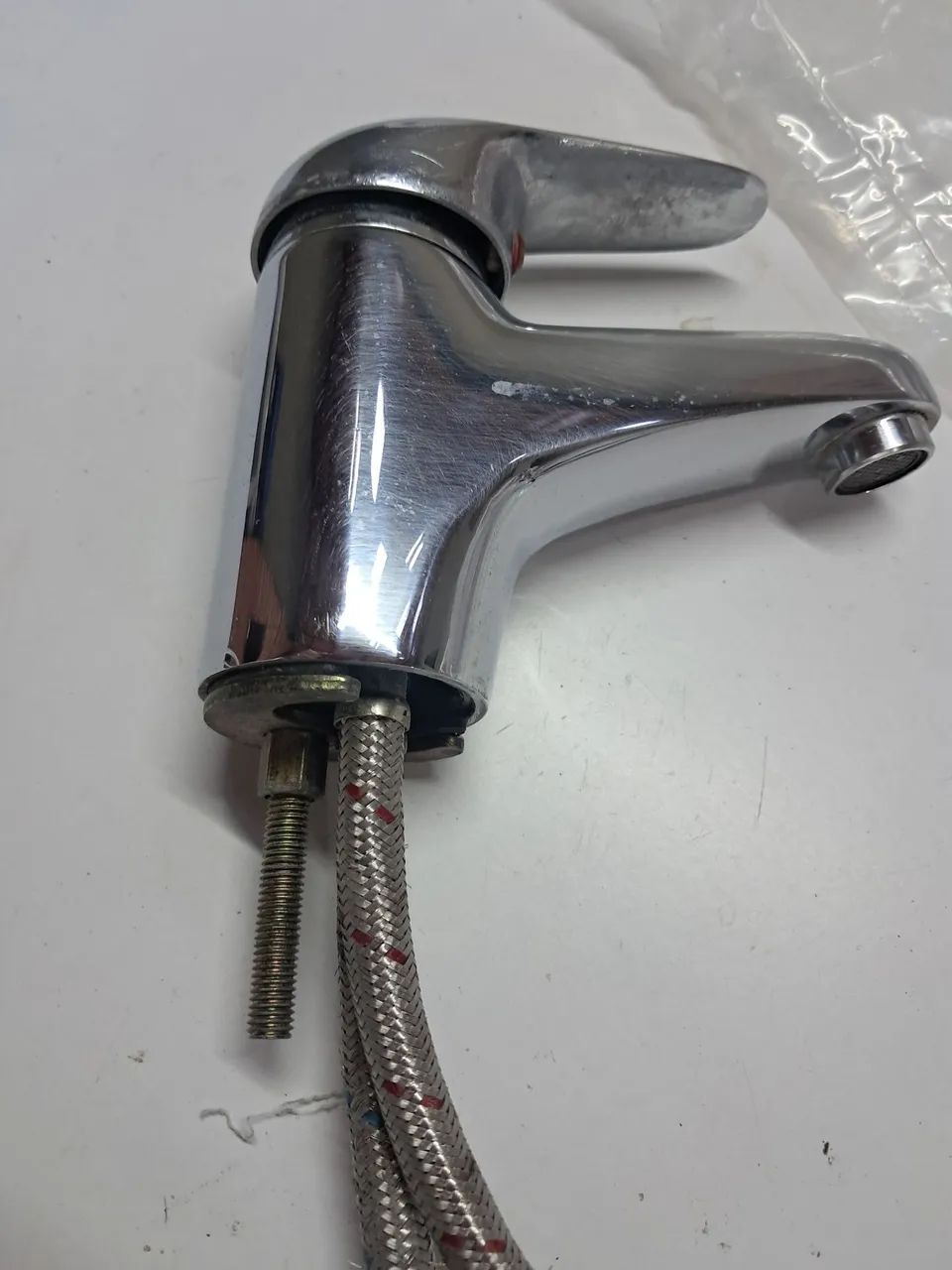 Torneira para lavatório quente e fria