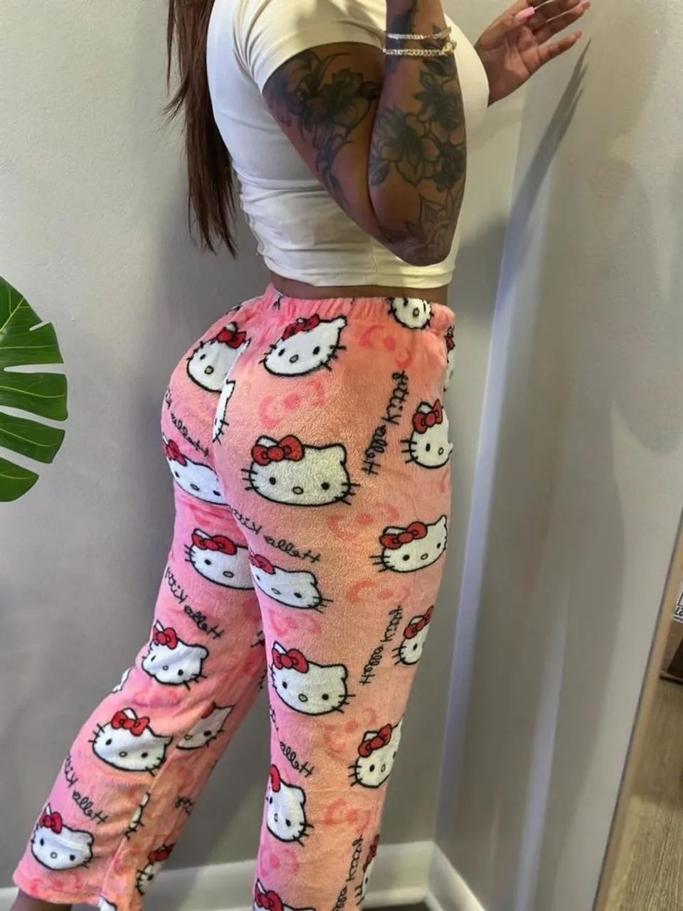 Perfeição de calça Hello Kitty em pelúcia e algodão  fica perfeito em qualquer corpo