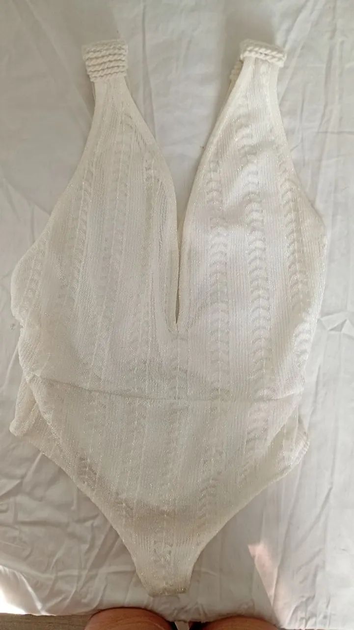 Body branco cintilante, sensual, Rosa Chá. Lindo