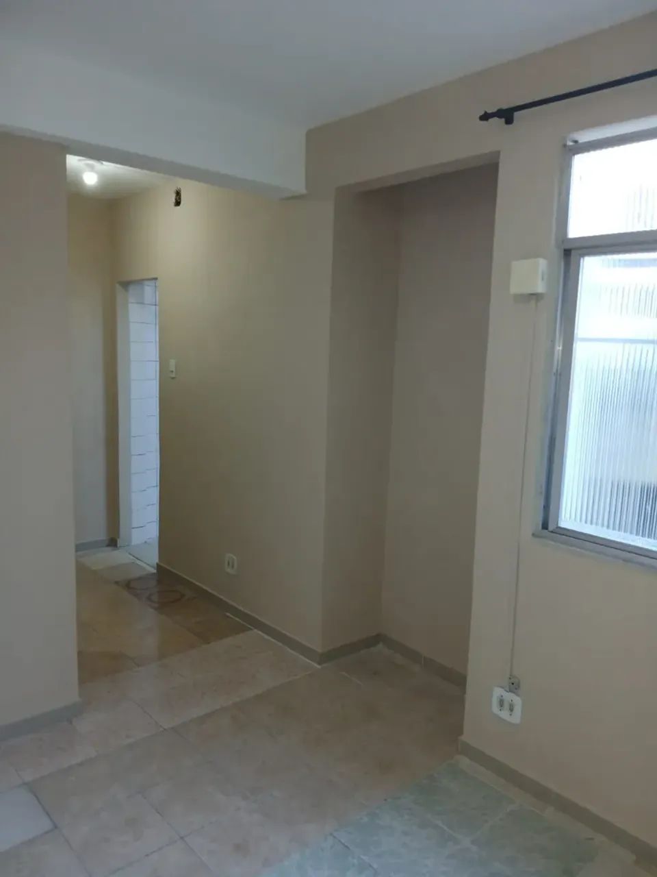 APARTAMENTO EM VILA COM LADEIRA  - SALA E QUARTO