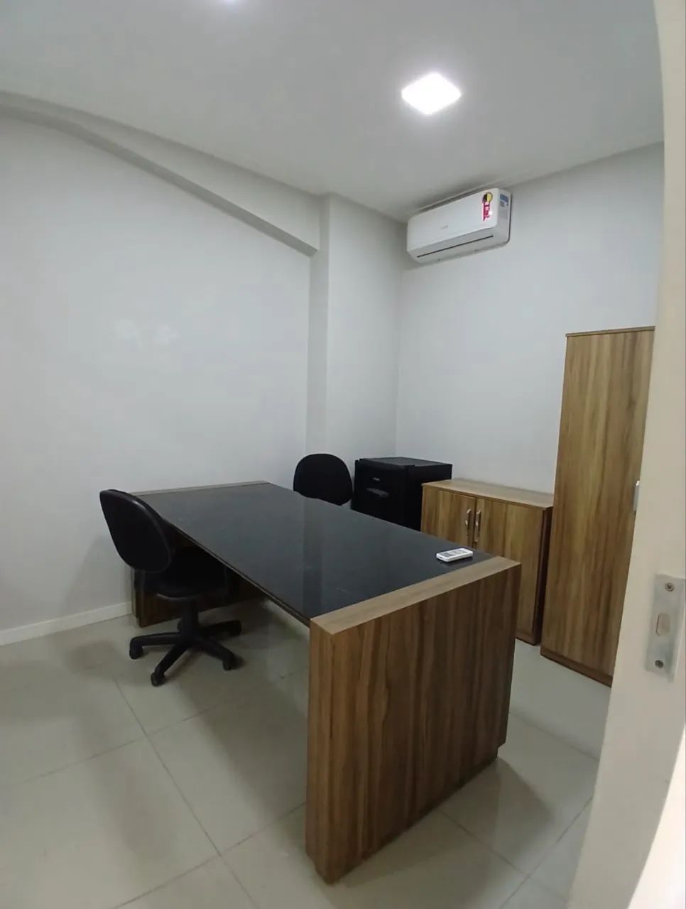 Sala mobiliada, 02 ar condicionado , móveis e mesas frigobar 