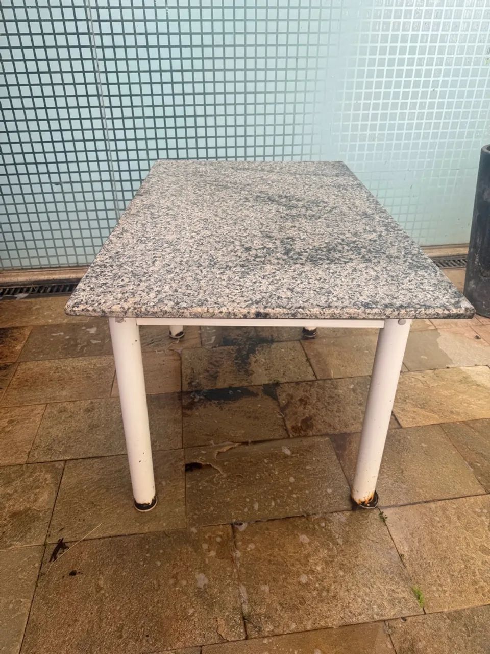 Mesa com tampo de granito 