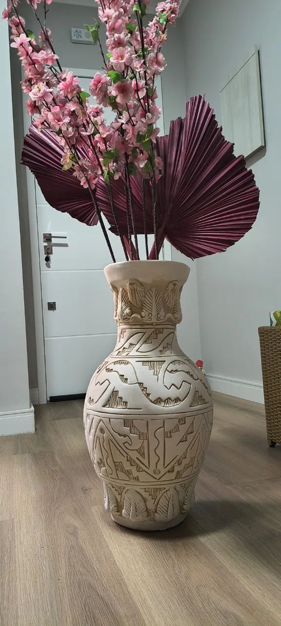 Vaso com plantas, cerejeiras e latania artificial