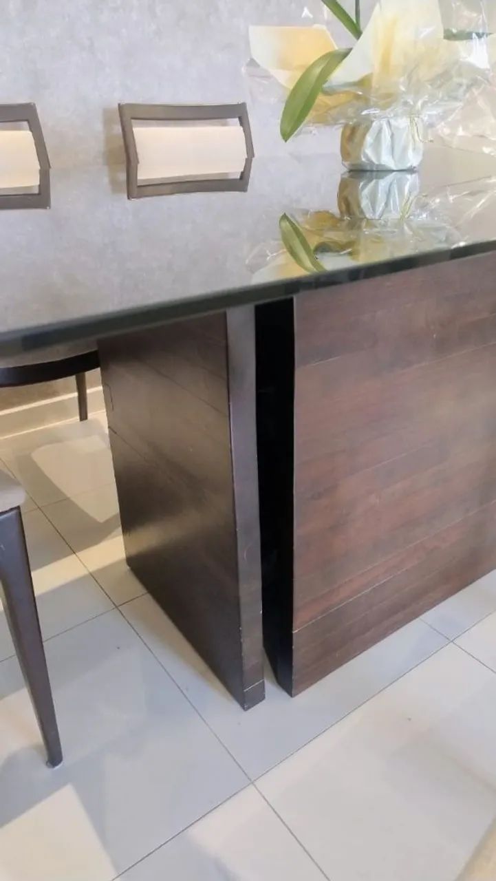 Mesa de vidro , base de madeira maciça com seis cadeiras  - Foto 3