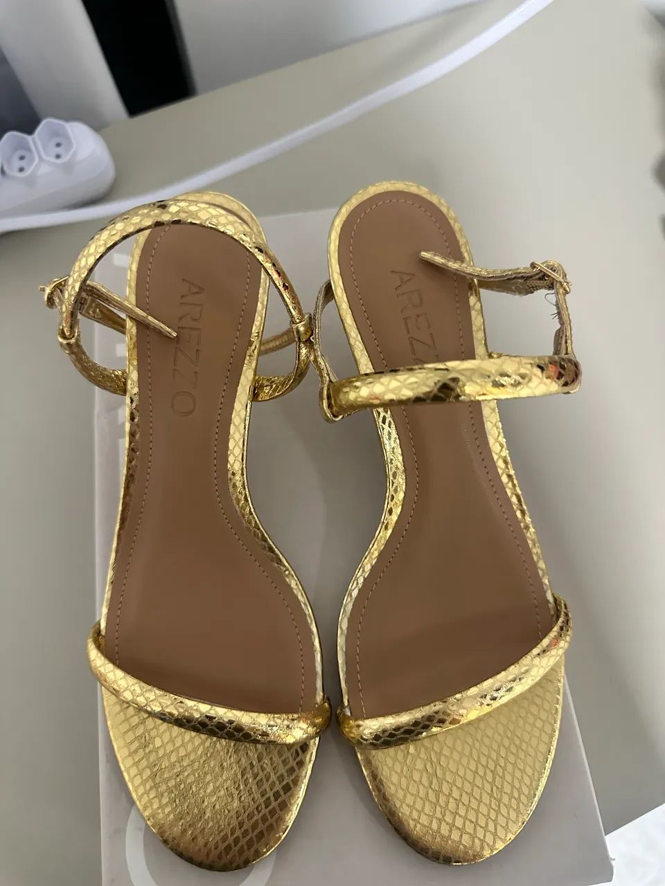 Vendo sandália dourada da Arezzo 