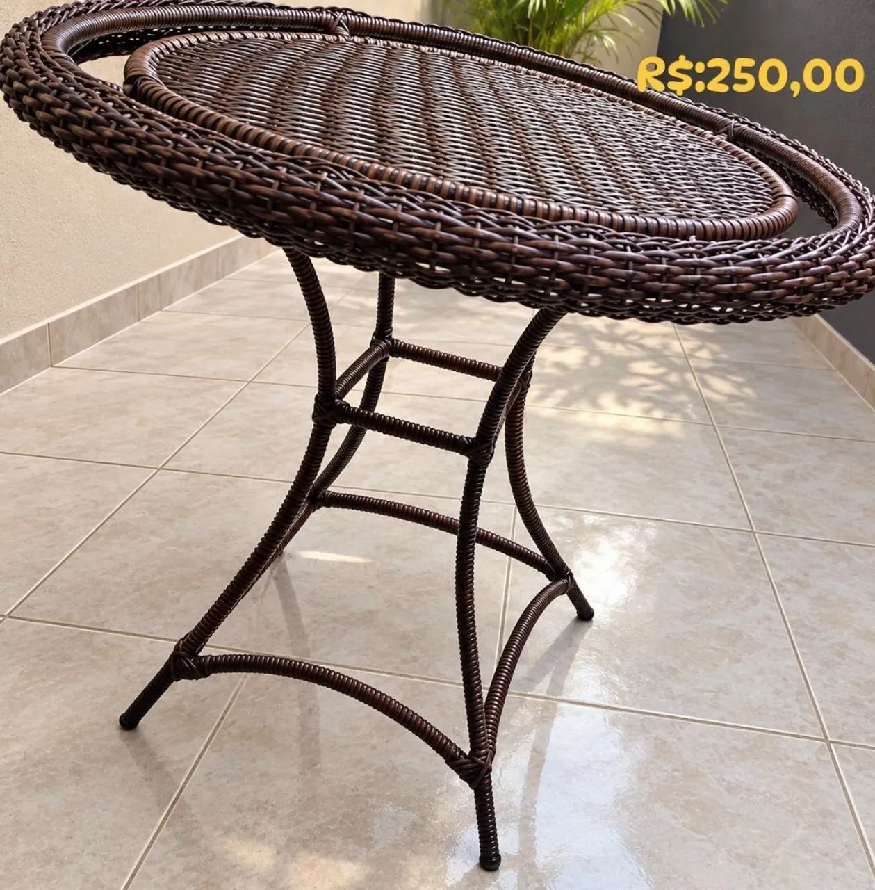 Mesa de Vime e Poltrona de Madeira