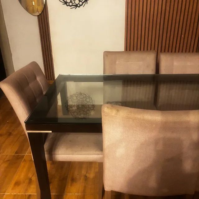 Mesa com 6 cadeiras 