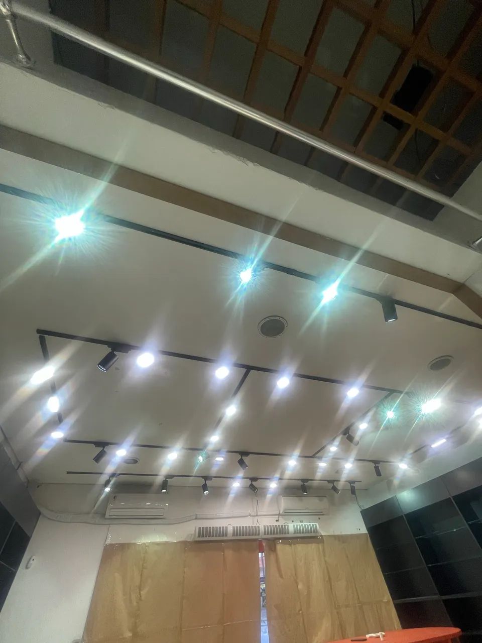Sistema Completo de Trilhos Eletrificados com Spots LED para Loja - Foto 5