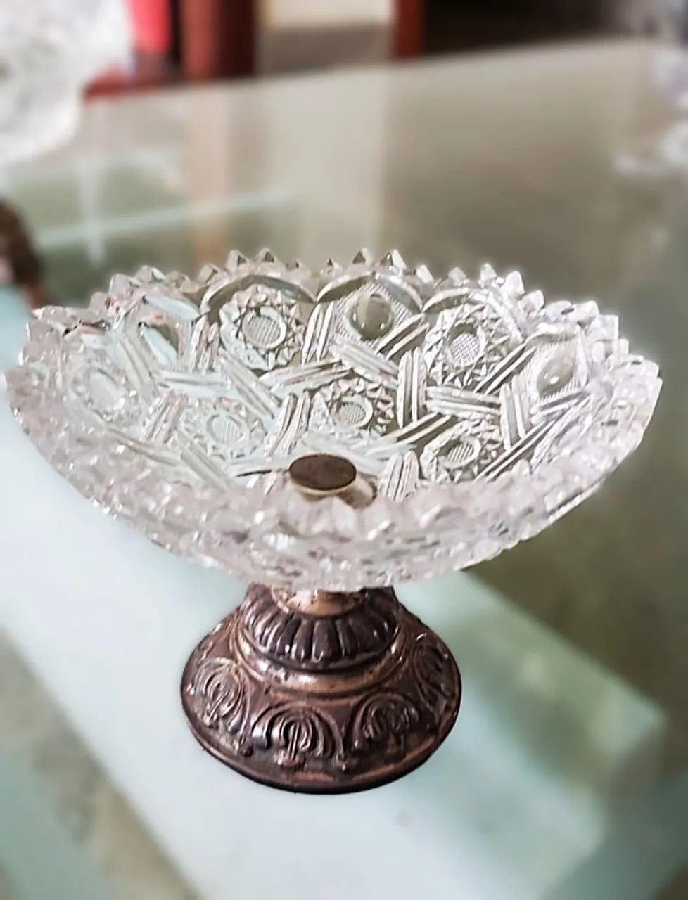 Antiguidade - centrinho de mesa lapidado em cristal e base clássica em metal - Foto 3