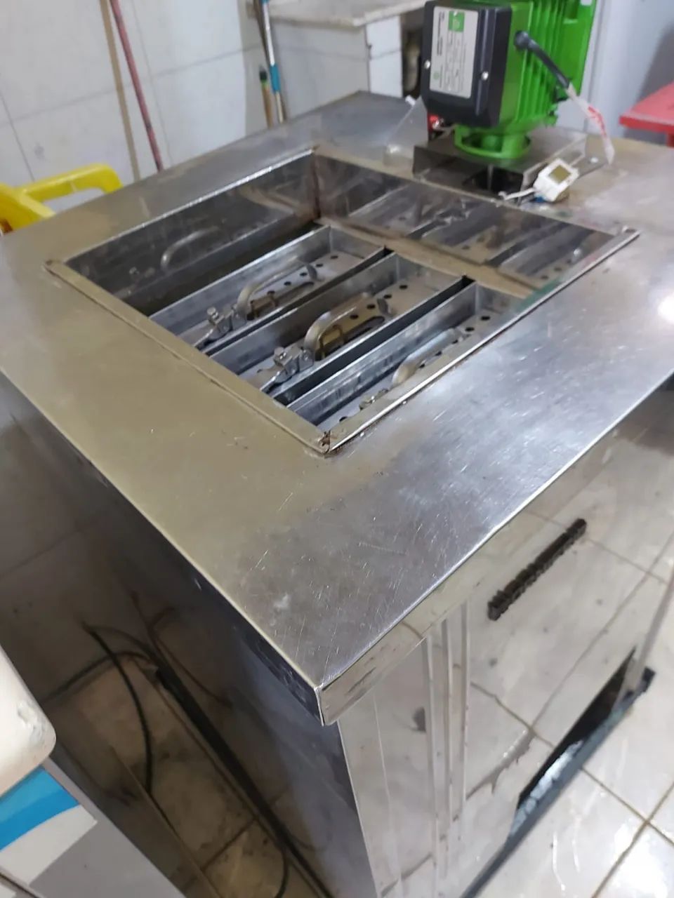 Máquina de Picolé 3 formas completa com extratores e alinhador de palitos 