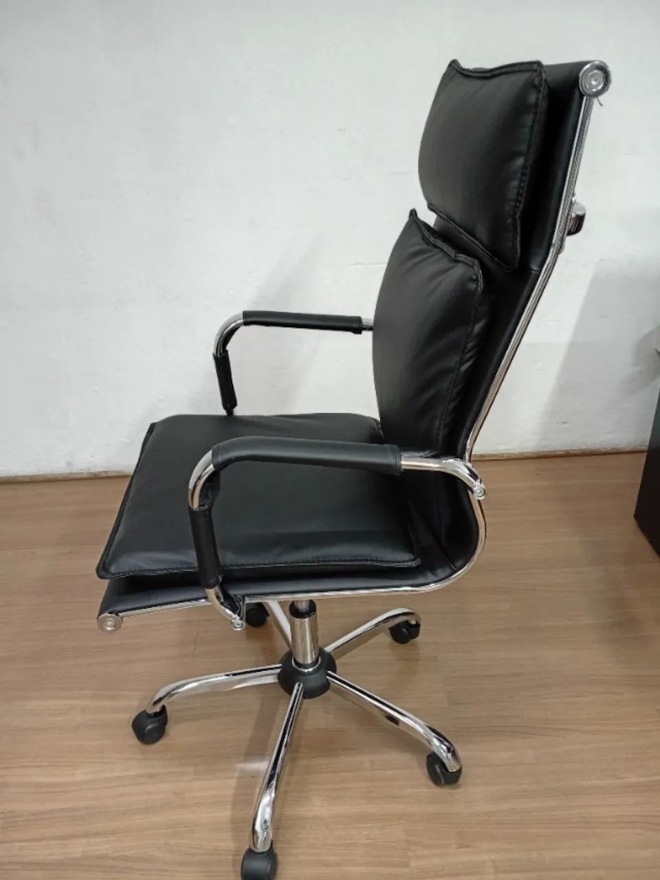 Cadeira de Escritório Presidente Design Charles Eames Preta - Foto 6