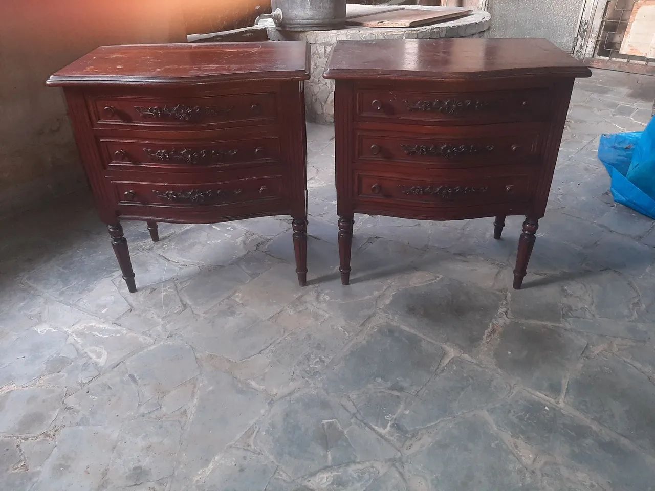 Vendo par de criado mudo antigos
