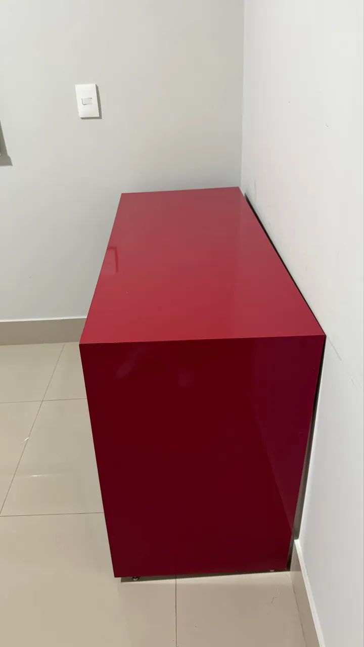 Escrivaninha em MDF vermelho com gaveteiro - Foto 2