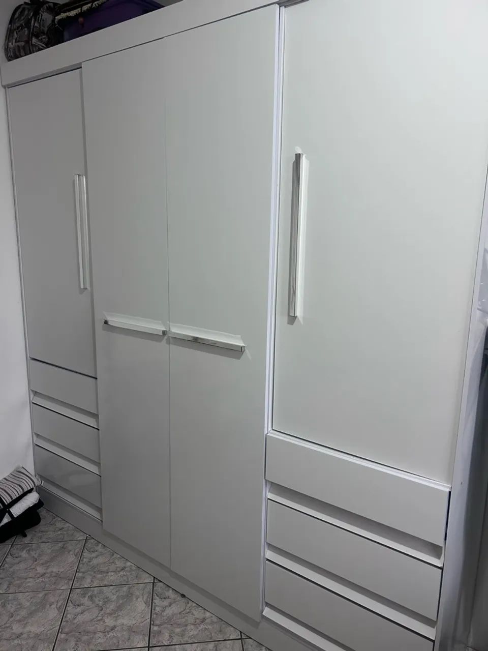 Guarda roupa semi novo 