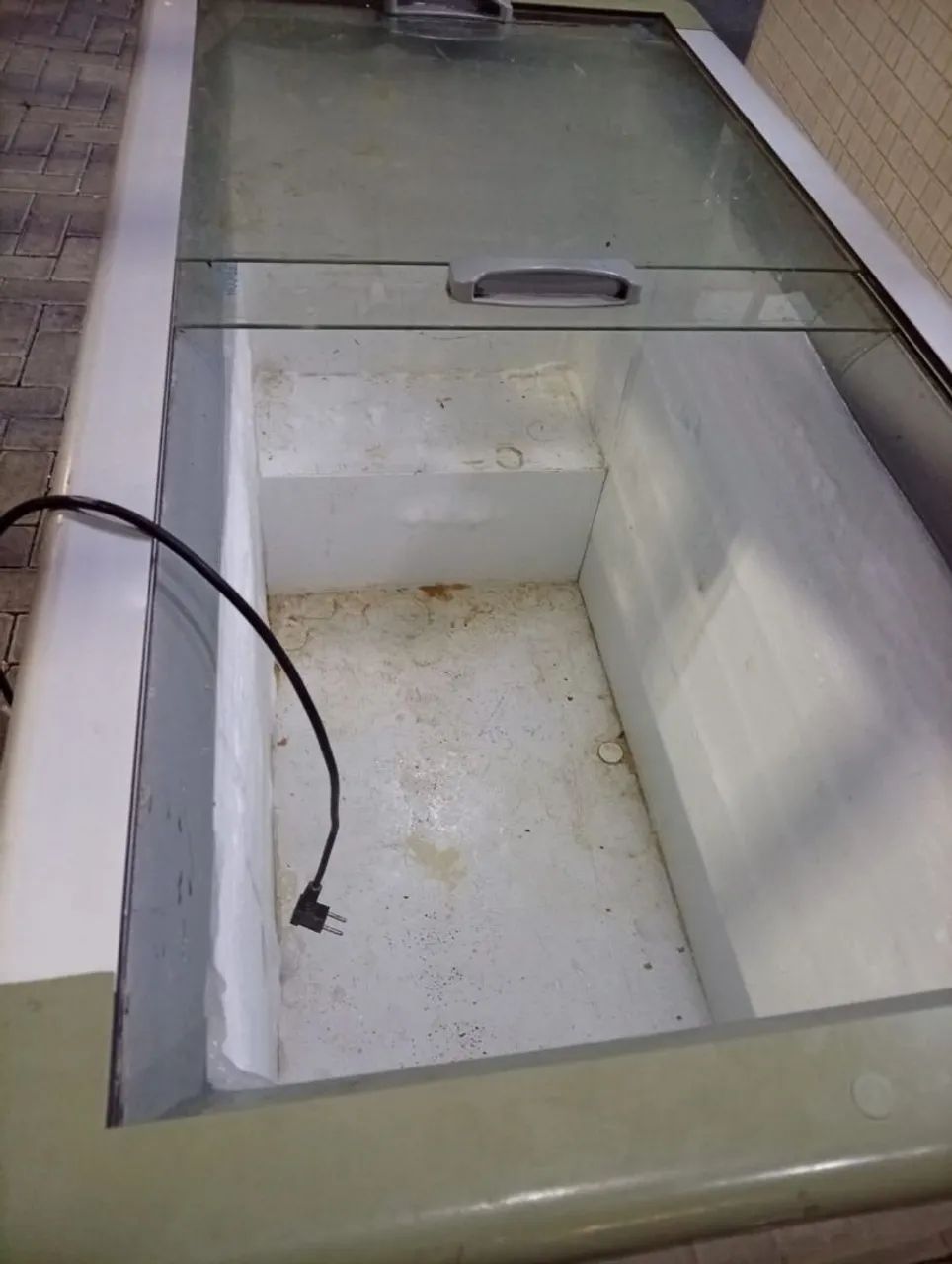 Frizer horizontal bem conservado 