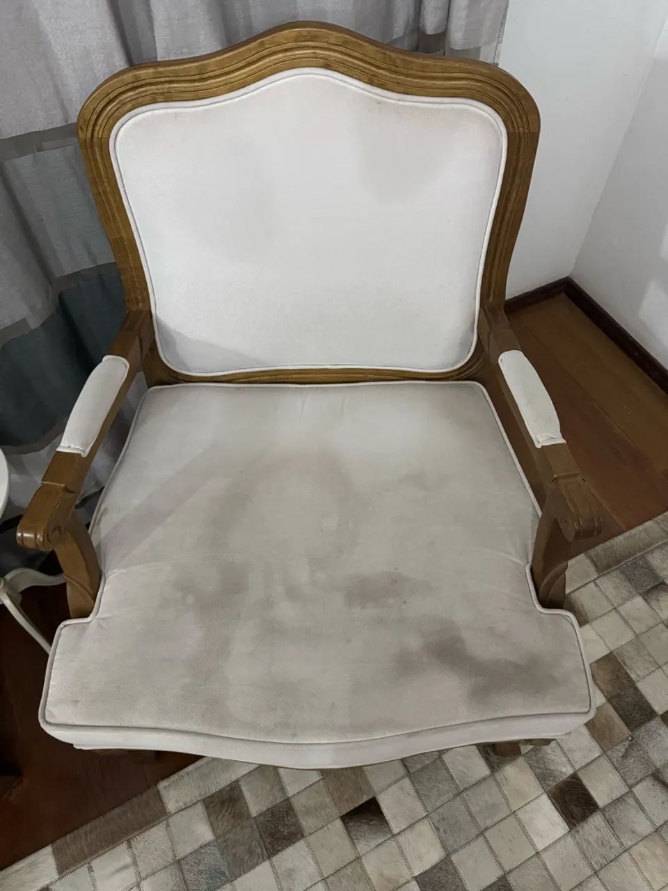 Par de Poltronas Clássicas de Madeira Estofadas - Foto 3