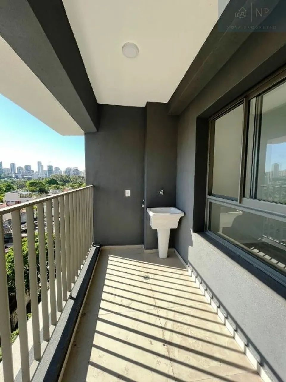 APARTAMENTO ENSOLARADO, COM SACADA, VISTA, VENTILAÇÃO E MUITO SOL - Foto 2