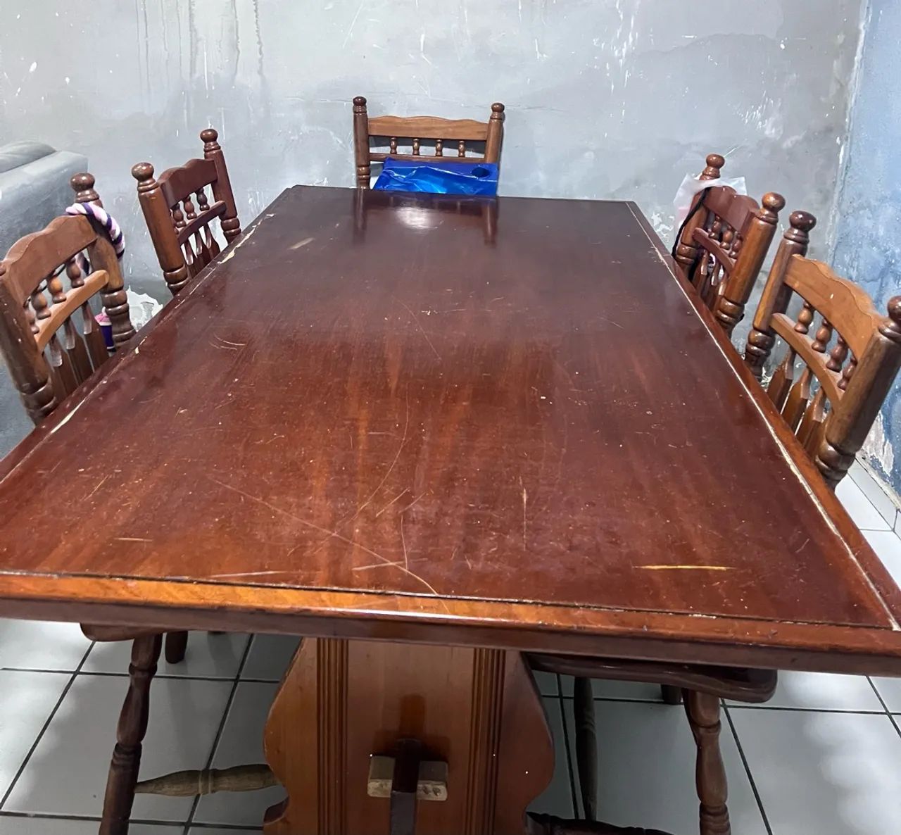 Mesa com 6 cadeiras de madeira 