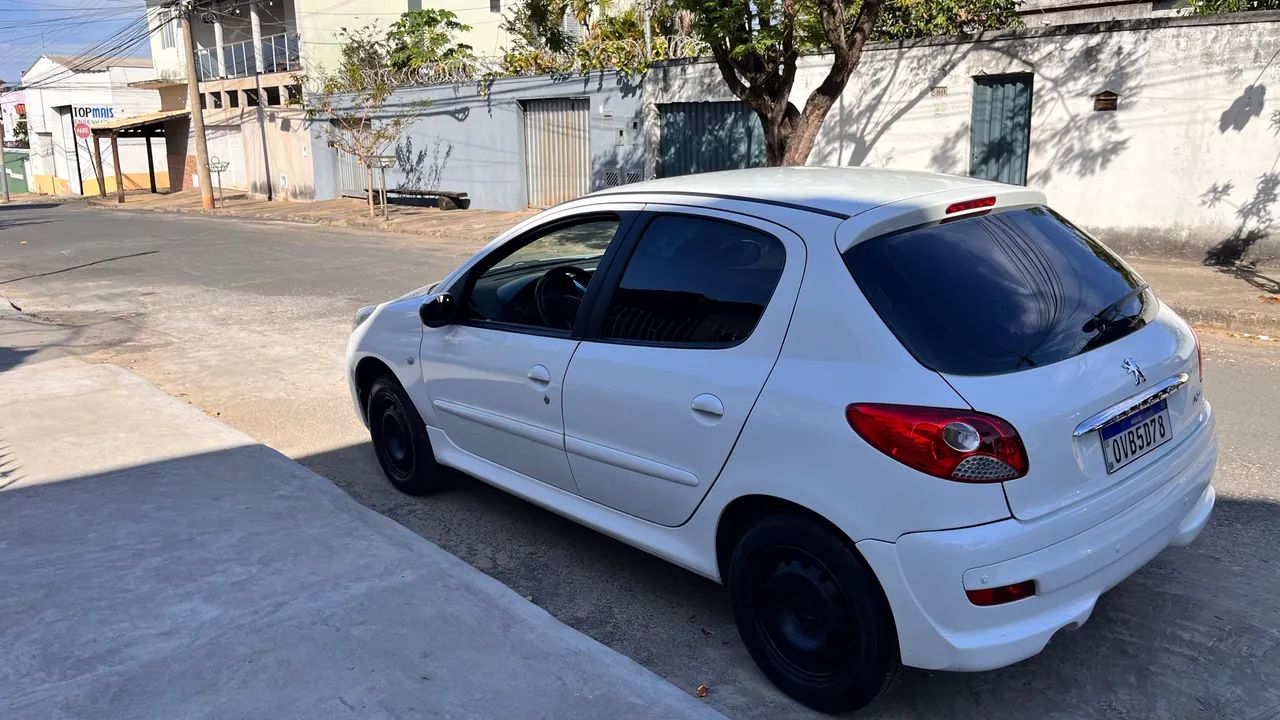 Peugeot 207 207 Active 1.4 Flex 8V 5p 2014