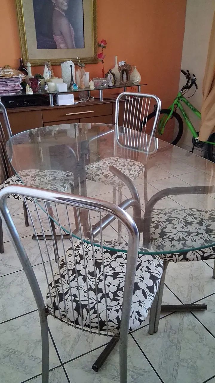 Cojuto de mesa com quatro cadeiras