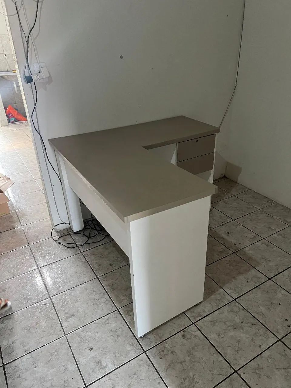 Mesa L em MDF com gavetas