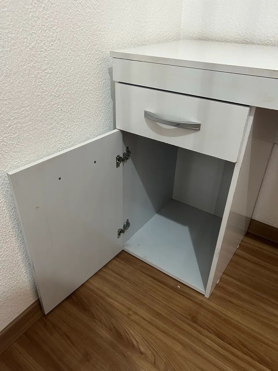 Escrivaninha (mesa) branca com gaveta e porta - Foto 4